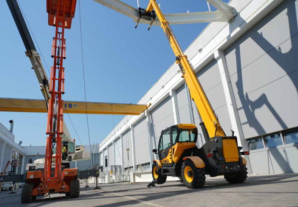 Dieci Icarus 45.17 teleszkópos rakodó építkezésen