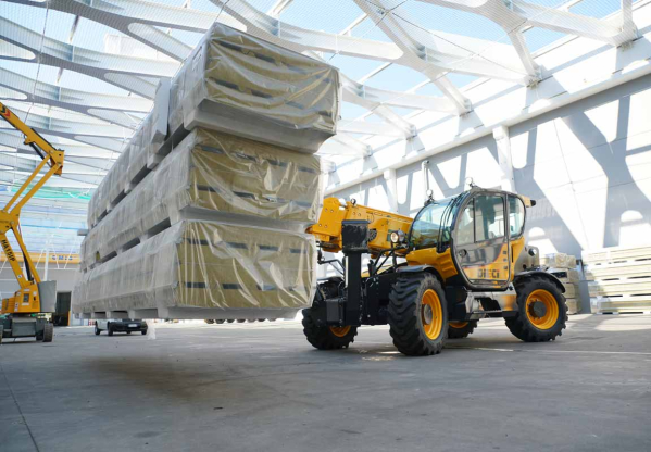 Dieci Icarus 45.14 teleszkópos rakodó emelés közben